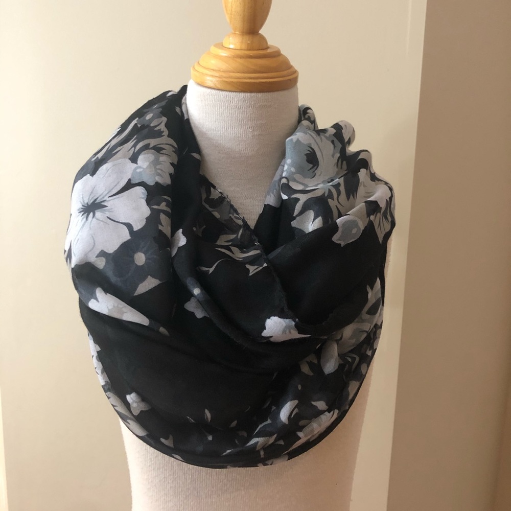 🌟 2/$10  Soft flowy lightweight scarf